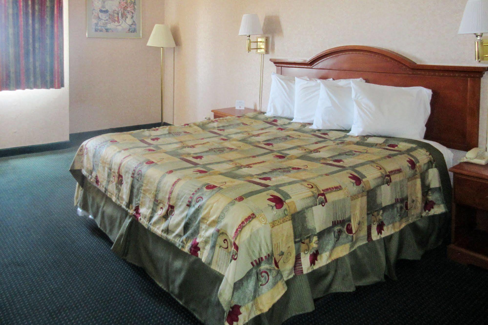 سان برناردينو San Bernandino Inn & Suites المظهر الخارجي الصورة